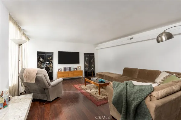 $900,000 | 615 East Olive Avenue, Unit A, Burbank, CA 91501