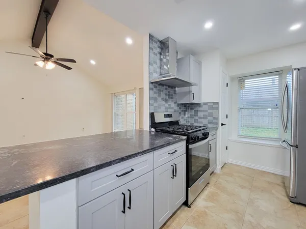 $2,100 | 10010 Sagecanyon Drive, Houston, TX 77089