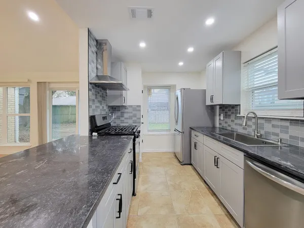 $2,100 | 10010 Sagecanyon Drive, Houston, TX 77089