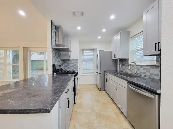 $2,100 | 10010 Sagecanyon Drive, Houston, TX 77089