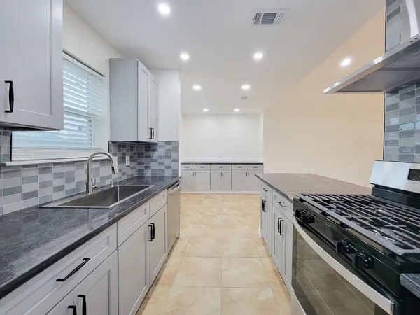 $2,100 | 10010 Sagecanyon Drive, Houston, TX 77089