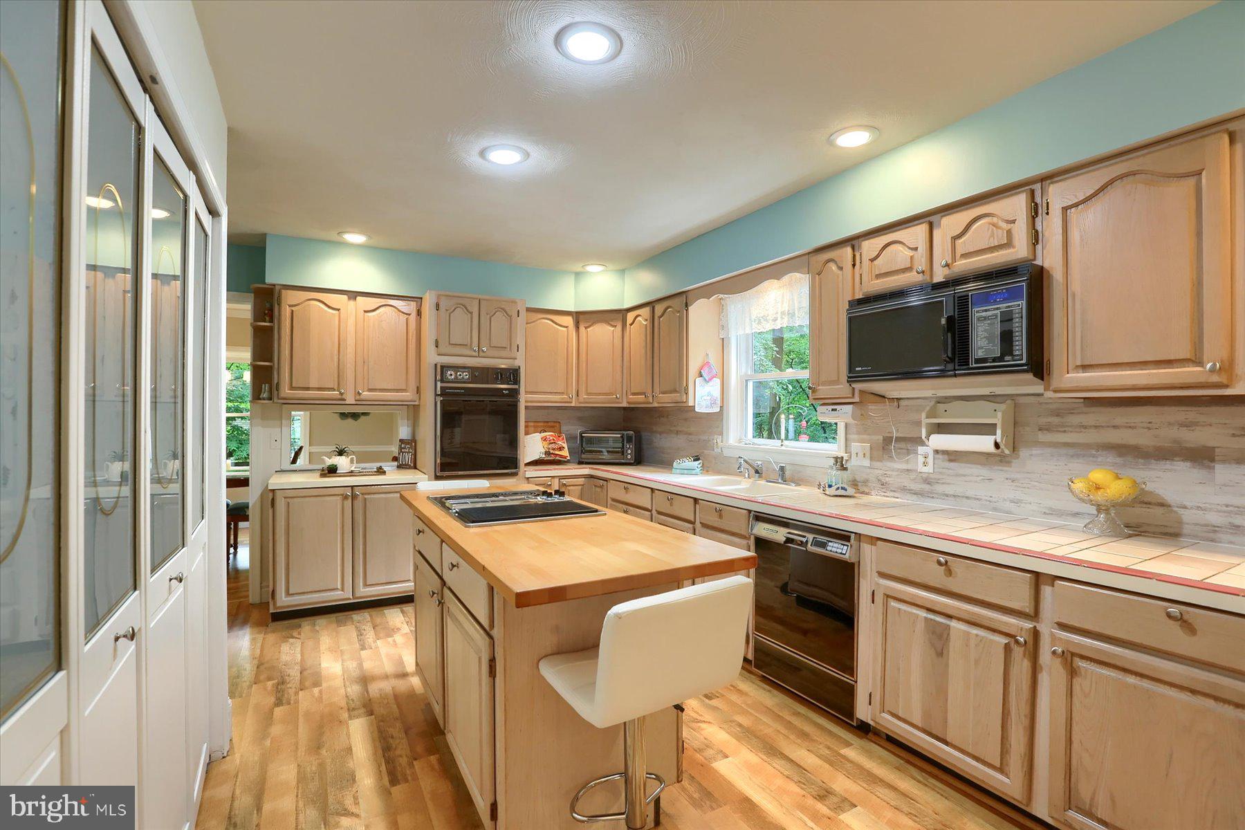 3315 Colebrook Road Elizabethtown, PA 17022 - Photo 25 of 41 Kitchen with island and JennAir stove