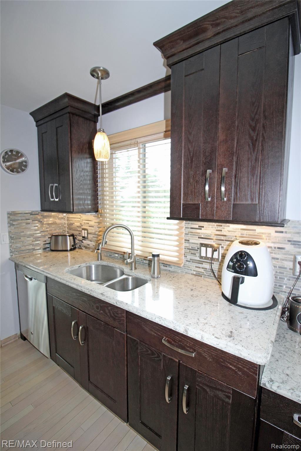 2945 Meadowbrook Drive Rochester, MI 48309 - Photo 4 of 21 Quartz Counters