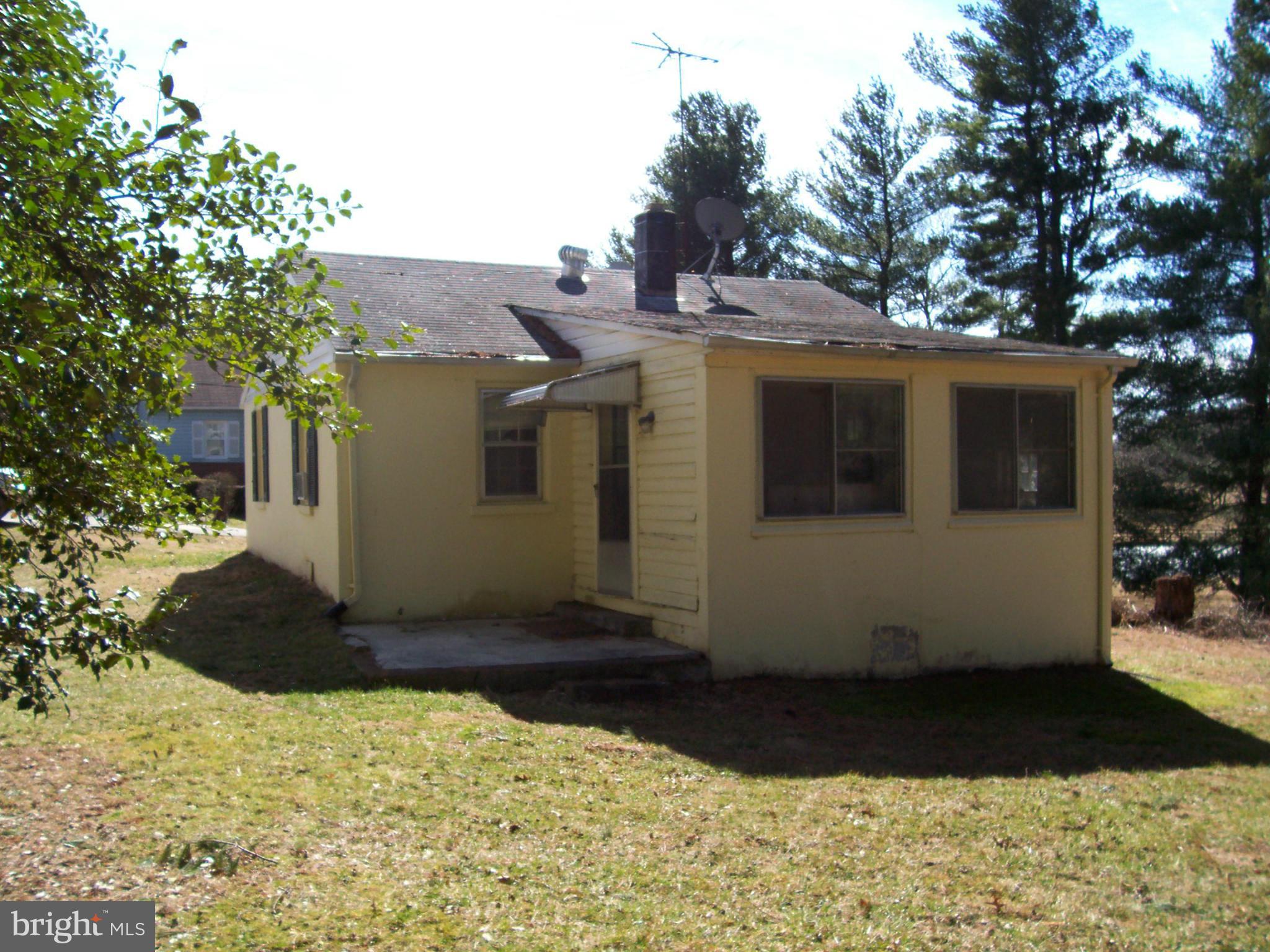 412 Lincoln Road Middleburg, VA 20117 - Photo 18 of 26 Exterior (Rear) showing the sun porch