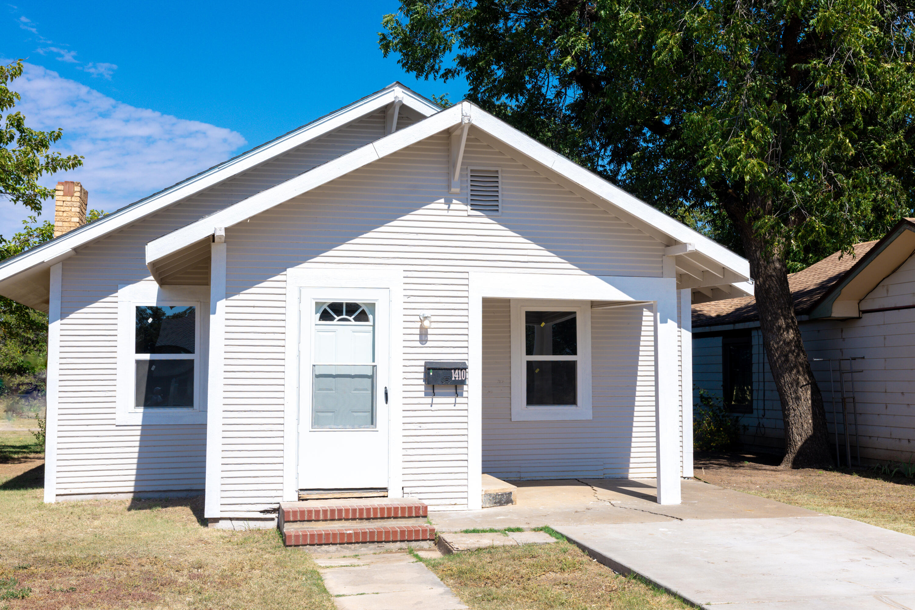 1410 West 8th Street Plainview, TX 79072 - Photo 1 of 24 a front view of a house