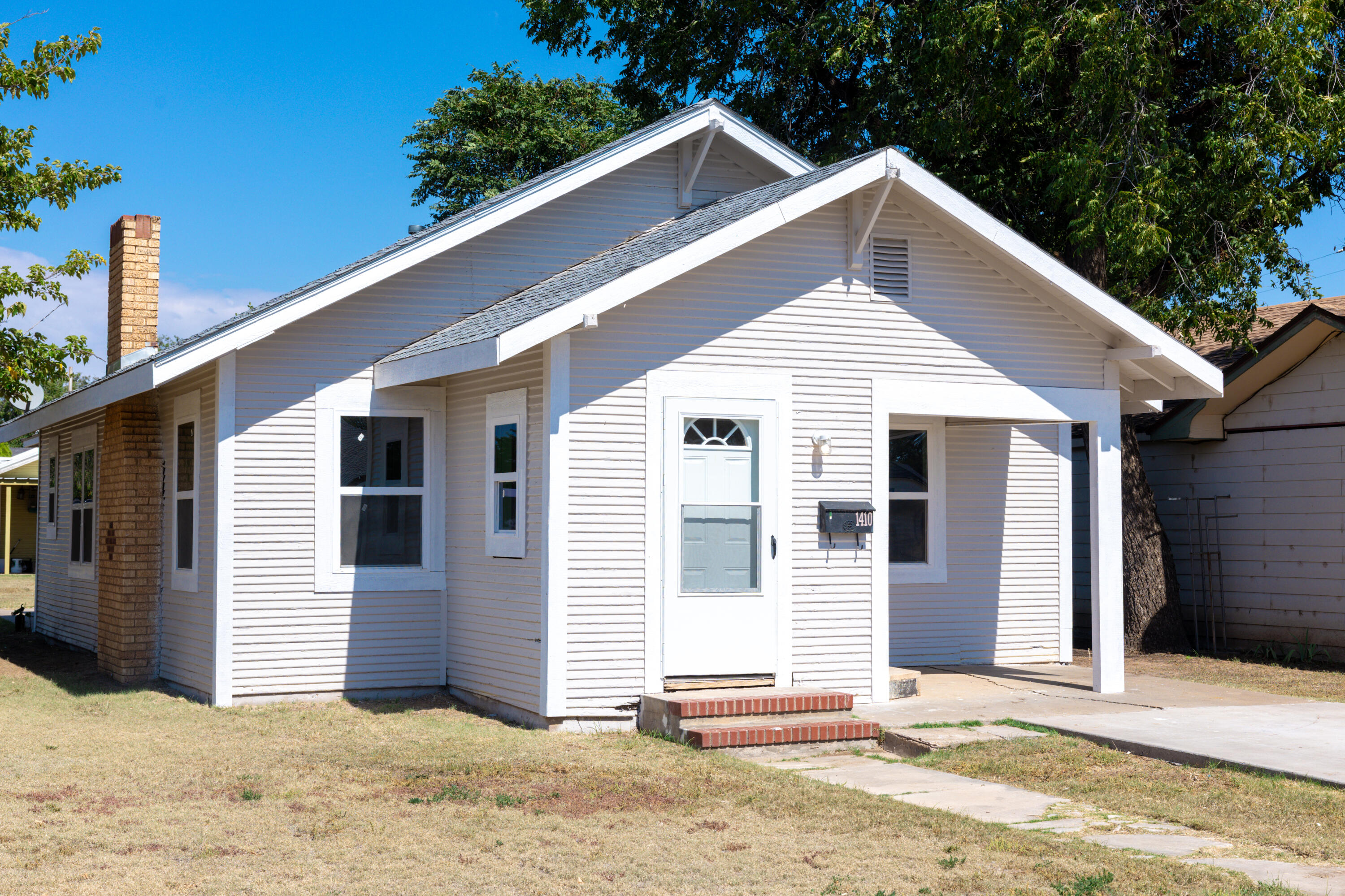 1410 West 8th Street Plainview, TX 79072 - Photo 2 of 24 a view of a house with a yard and sitting area