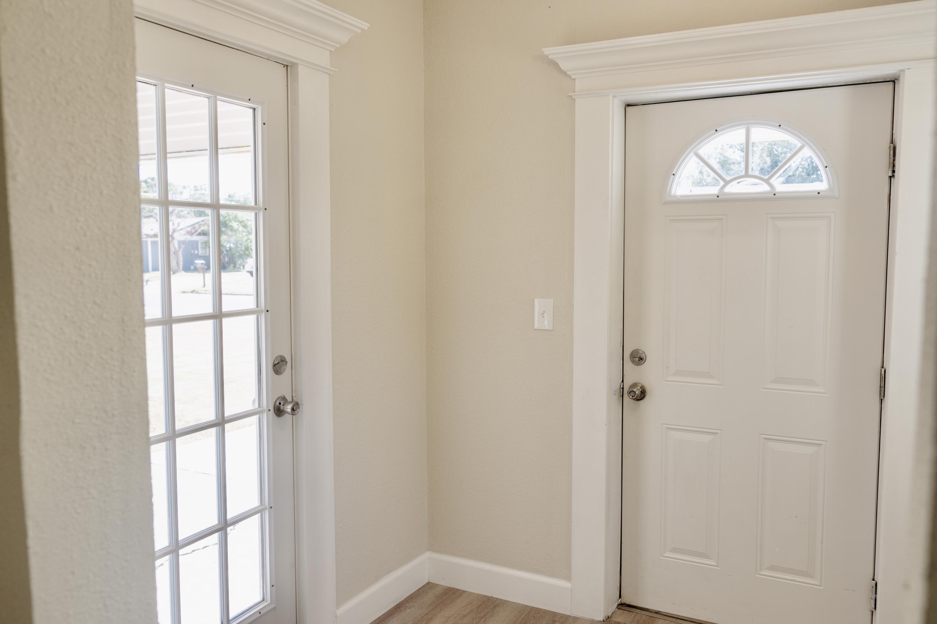 1410 West 8th Street Plainview, TX 79072 - Photo 5 of 24 a view of empty room with window