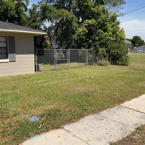 a view of a backyard