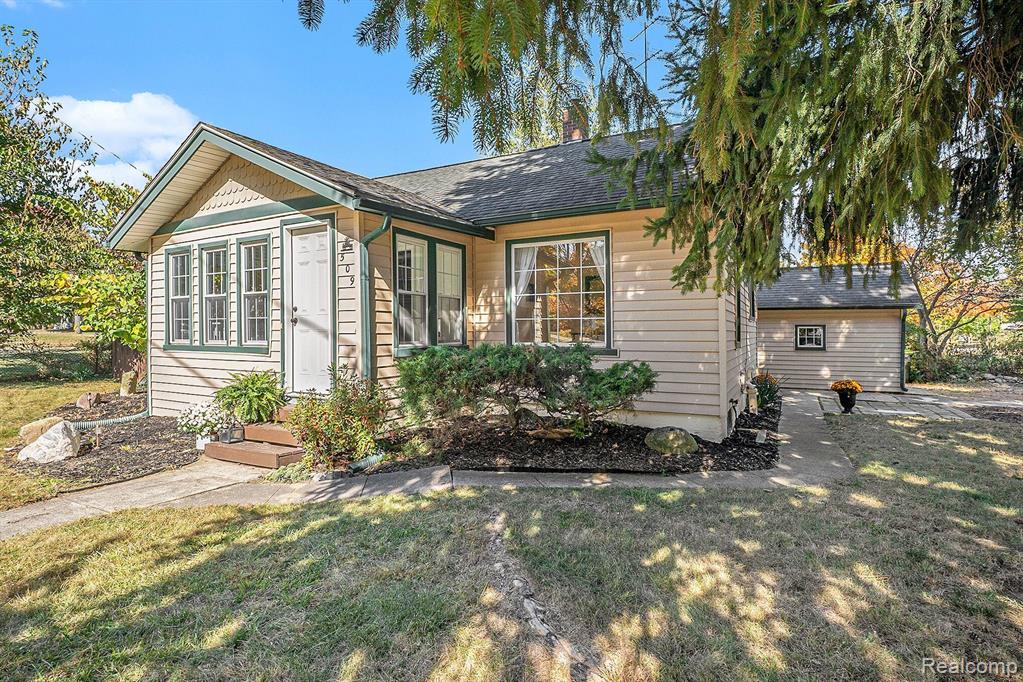 509 East South Holly Road Fenton, MI 48430 - Photo 1 of 16 Gallery Image 1