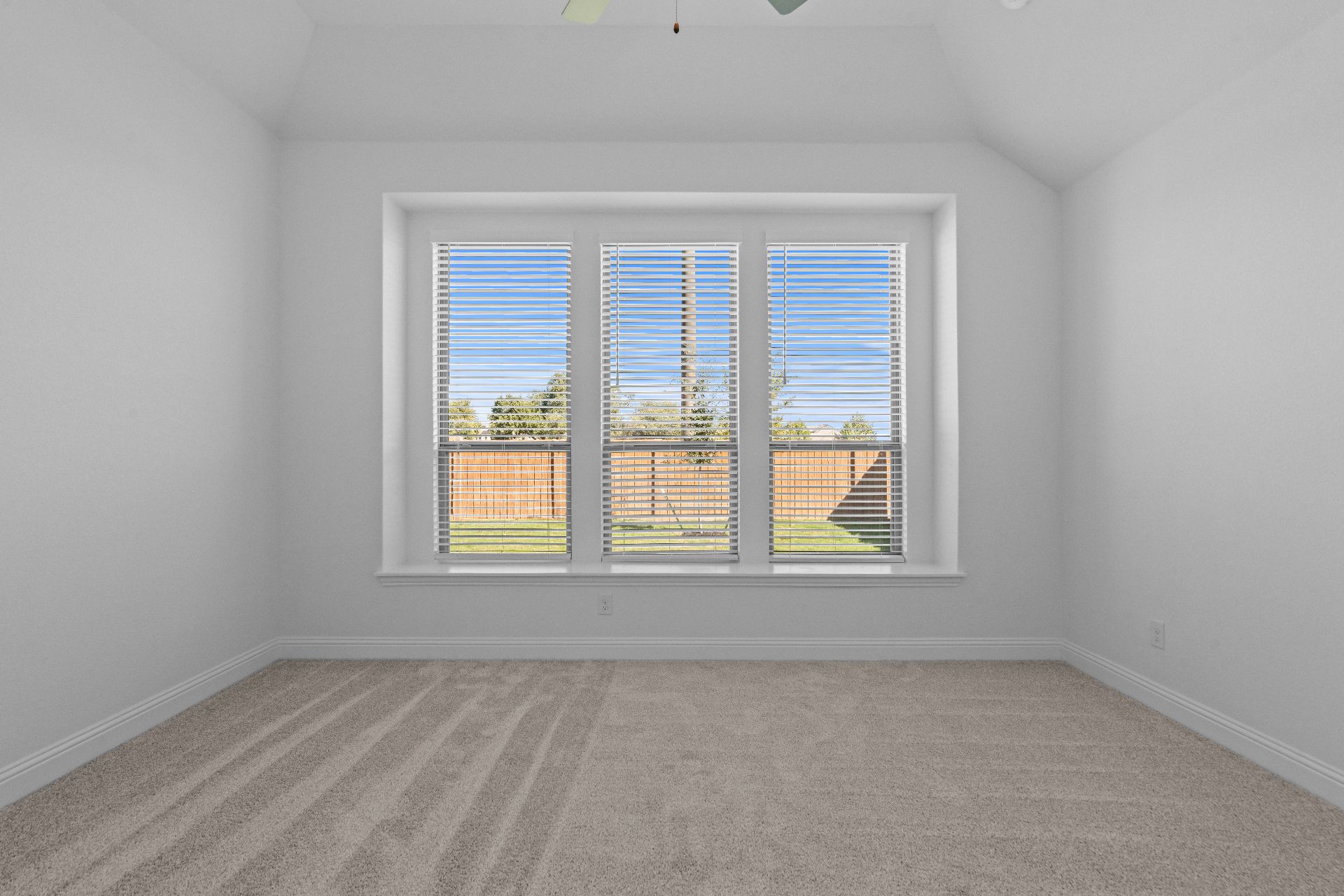 336 Ridgewell Loop Georgetown, TX 78633 - Photo 13 of 31 an empty room with a window