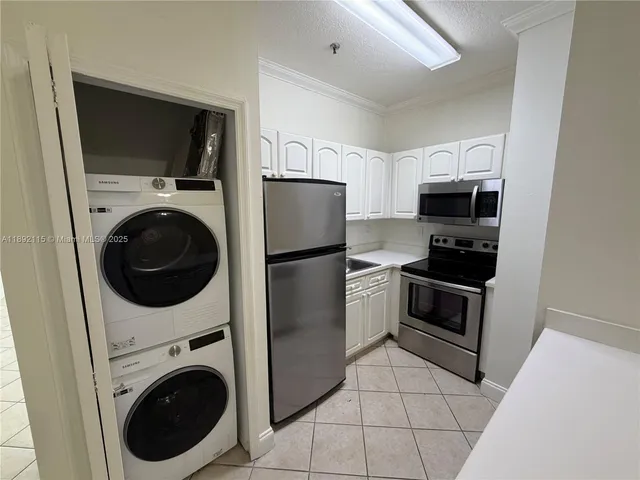 $1,990 | 2734 Bird Avenue, Unit 212, Miami, FL 33133