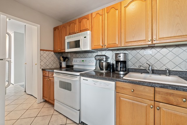 5701 North Sheridan Road, Unit 22R Chicago, IL 60660 - Photo 7 of 17