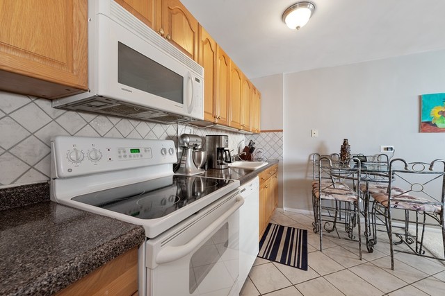5701 North Sheridan Road, Unit 22R Chicago, IL 60660 - Photo 8 of 17
