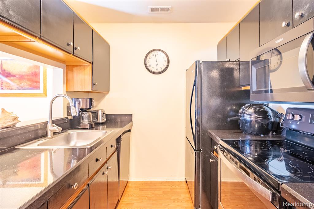 24056 Middlebelt Road, Unit 20 Farmington, MI 48336 - Photo 2 of 17