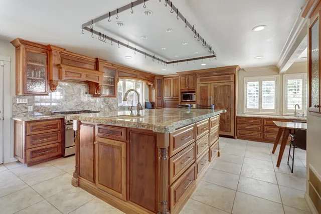 a view of entrance with building and windows