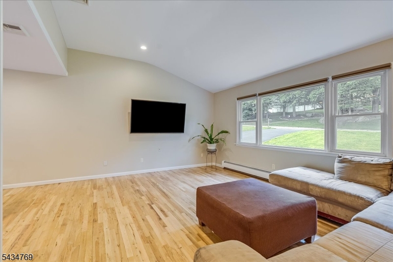 22 Green Apple Road Sparta, NJ 07871 - Photo 3 of 30