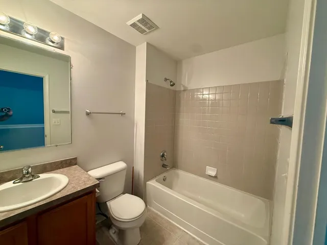 $2,400 | 2540 Hillsboro Boulevard, Aurora, IL 60503