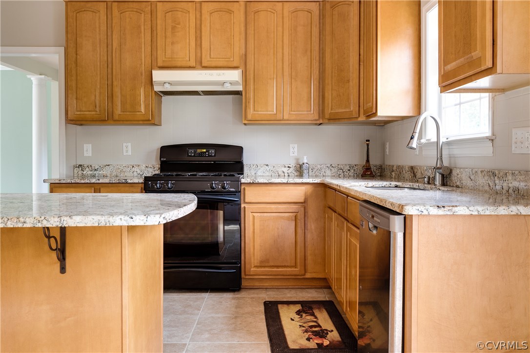 1418 Goswick Ridge Road Midlothian, VA 23114 - Photo 13 of 47 a kitchen with granite countertop a sink stove and cabinets