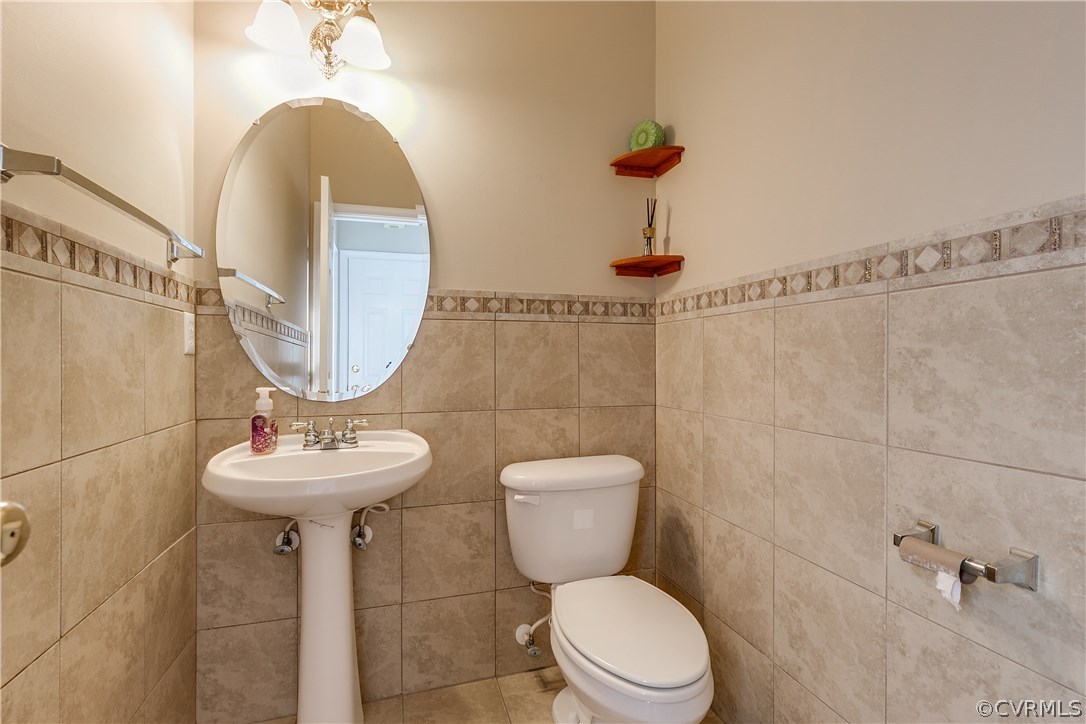1418 Goswick Ridge Road Midlothian, VA 23114 - Photo 20 of 47 a bathroom with a sink mirror toilet and shower