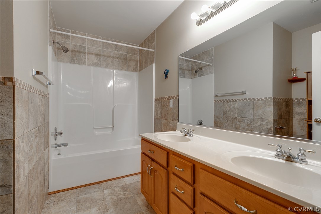 1418 Goswick Ridge Road Midlothian, VA 23114 - Photo 30 of 47 a bathroom with a tub sink double and mirror
