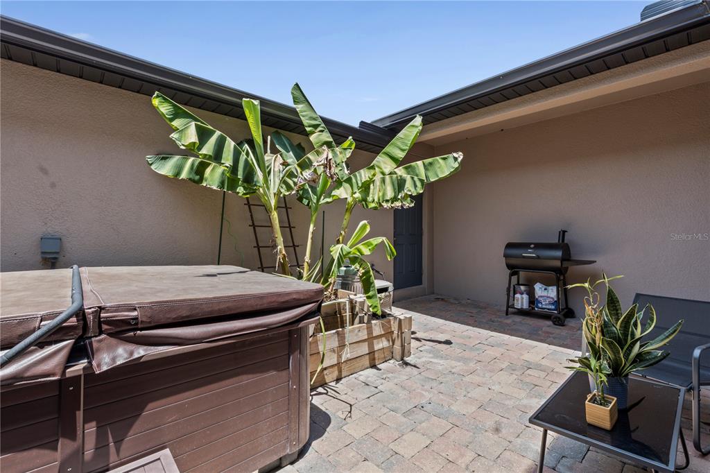 5119 Jones Road St. Cloud, FL 34771 - Photo 29 of 41 a vase of flowers sitting on a table with chairs