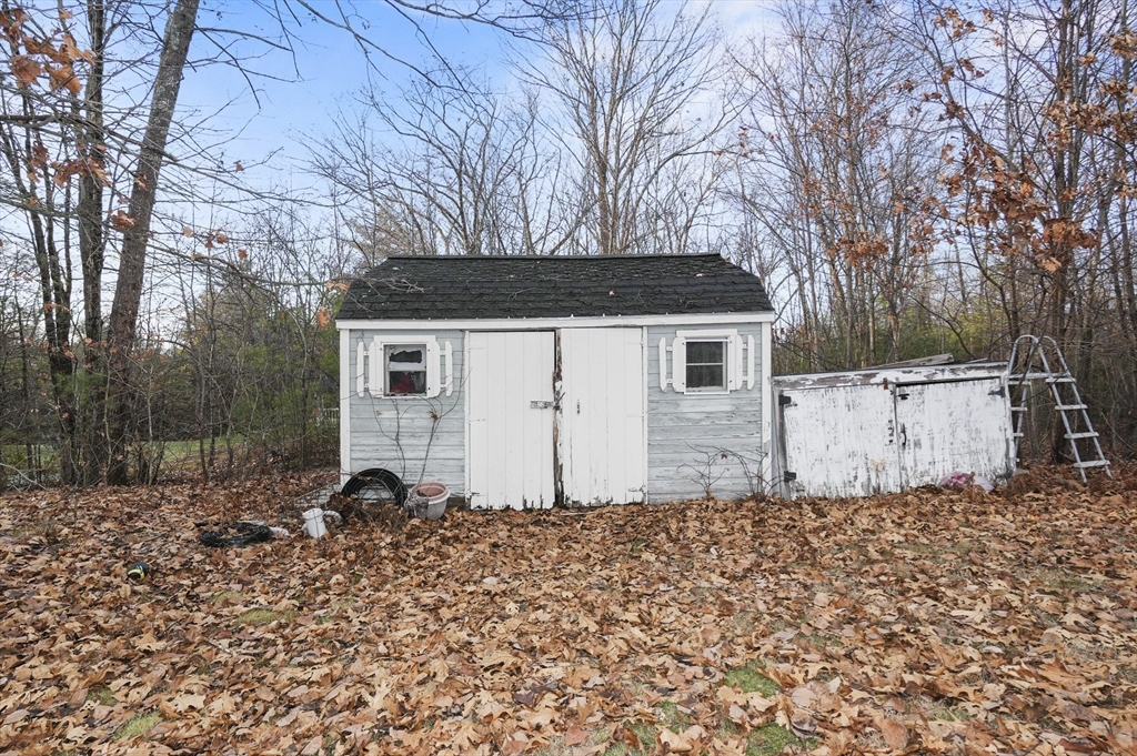 24 North End Road Townsend, MA 01469 - Photo 32 of 35 a backyard of a house