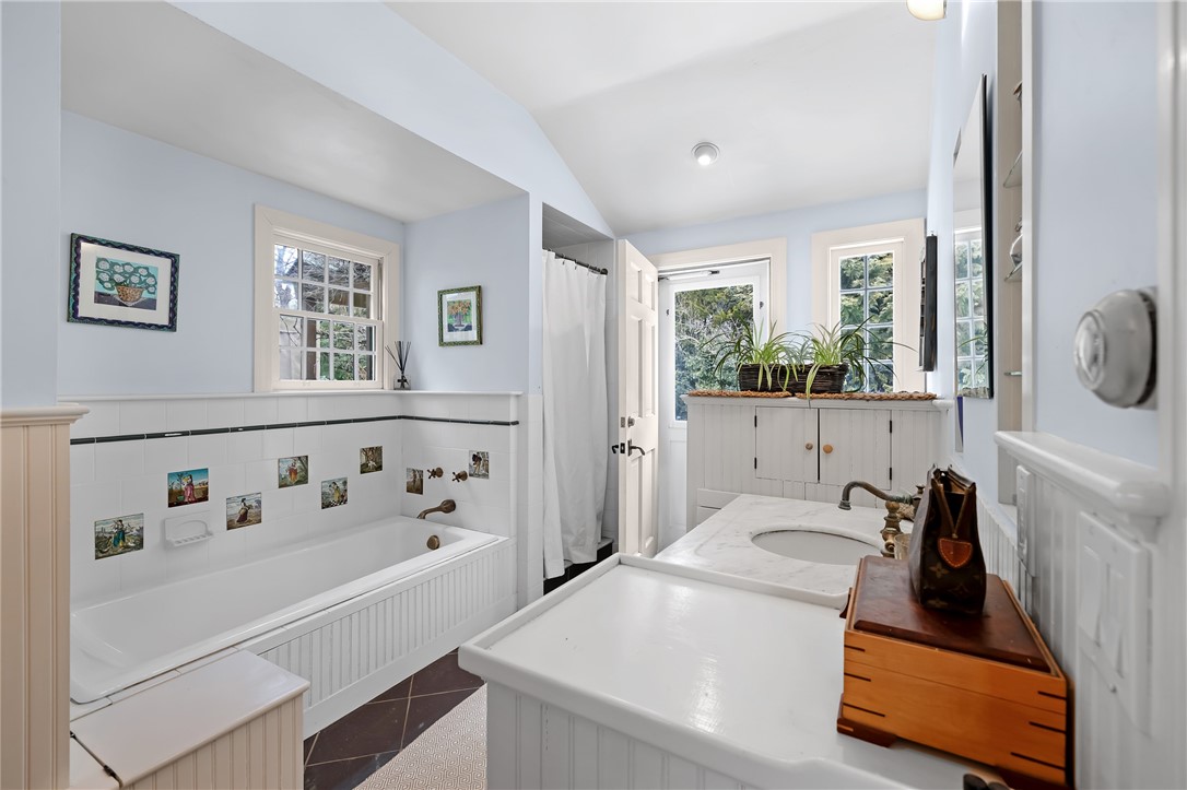 47 Kane Avenue Middletown, RI 02842 - Photo 31 of 46