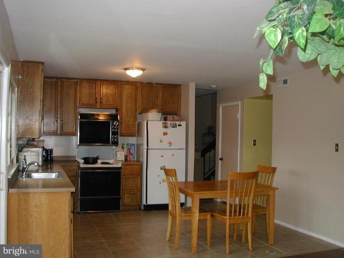 18916 Lindenhouse Road Gaithersburg, MD 20879 - Photo 12 of 13 Kitchen #3