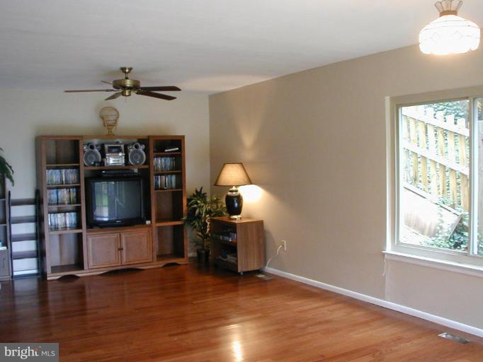 18916 Lindenhouse Road Gaithersburg, MD 20879 - Photo 4 of 13 Family Room