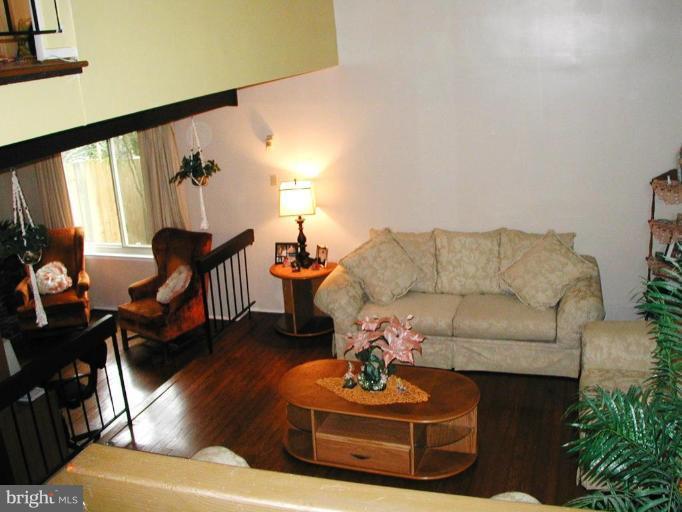 18916 Lindenhouse Road Gaithersburg, MD 20879 - Photo 5 of 13 Living Room