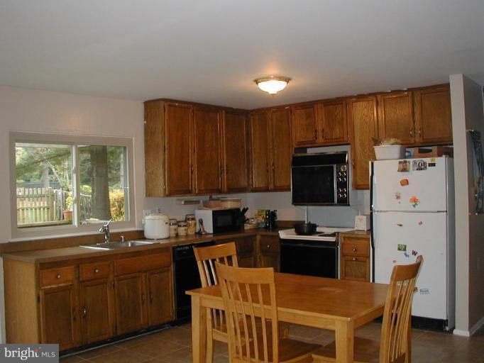 18916 Lindenhouse Road Gaithersburg, MD 20879 - Photo 10 of 13 Kitchen