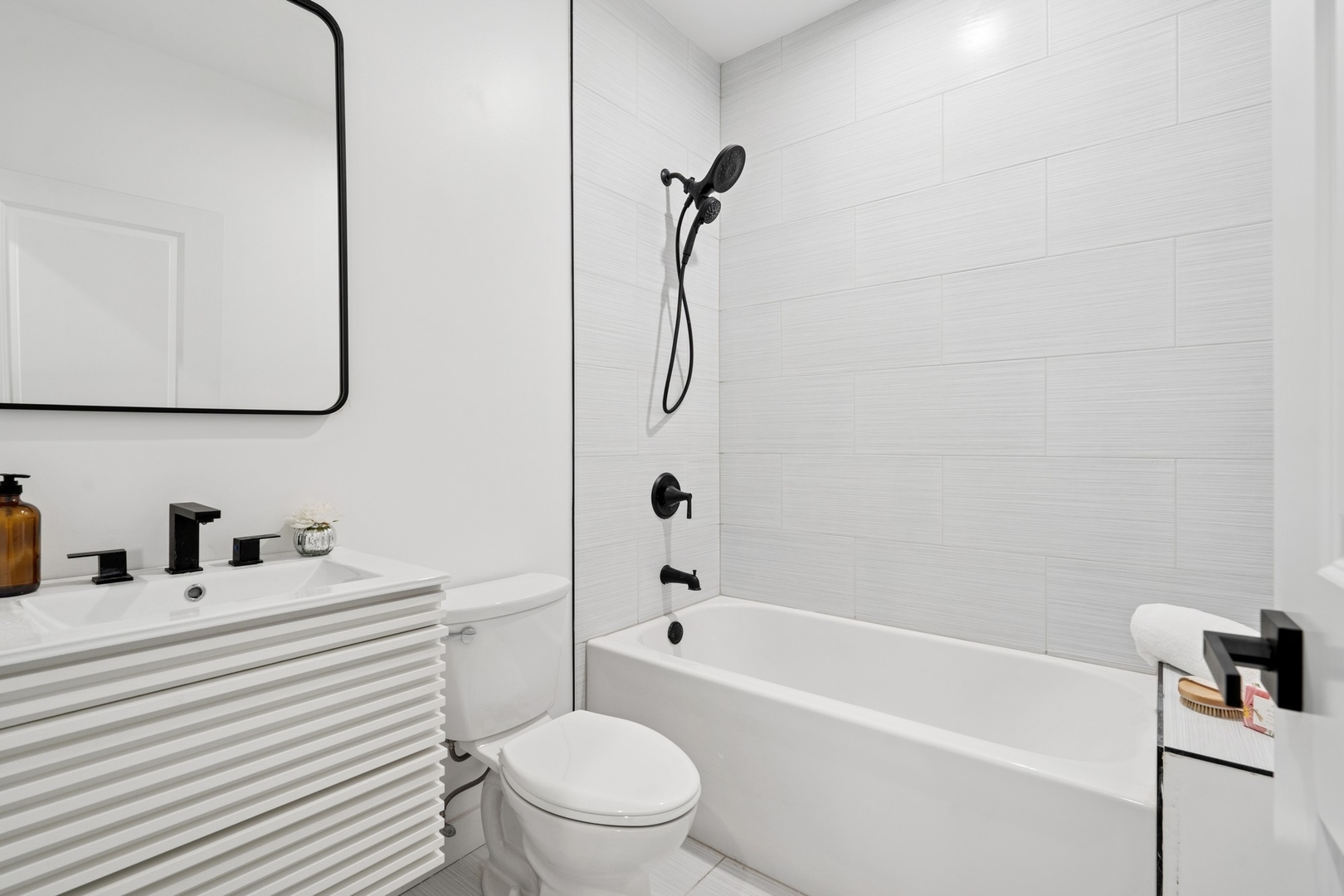6755 North Hermitage Avenue, Unit 1 Chicago, IL 60626 - Photo 15 of 16 a bathroom with a sink a toilet and a bathtub