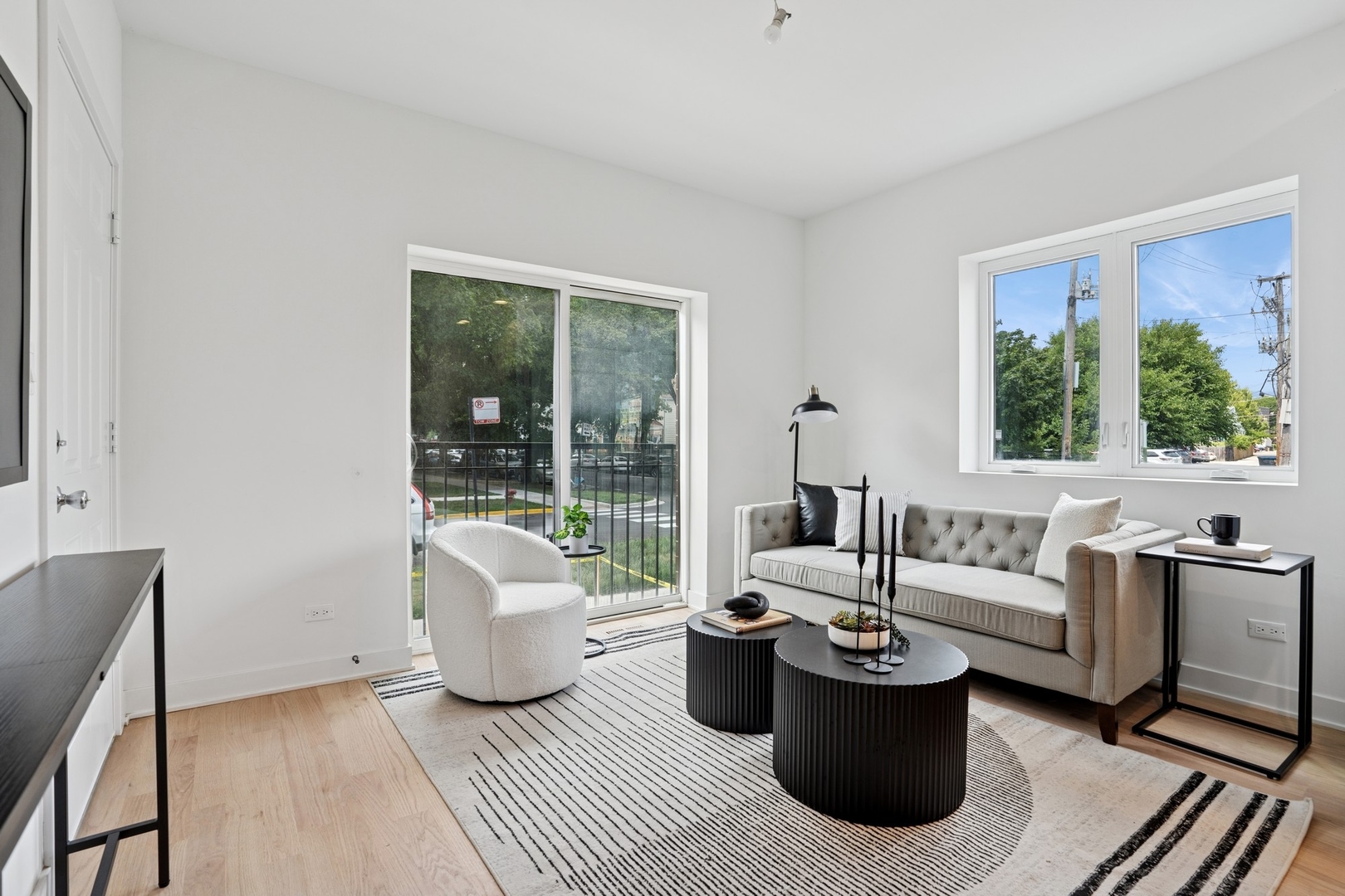 6755 North Hermitage Avenue, Unit 1 Chicago, IL 60626 - Photo 3 of 16 a living room with a couch and a table
