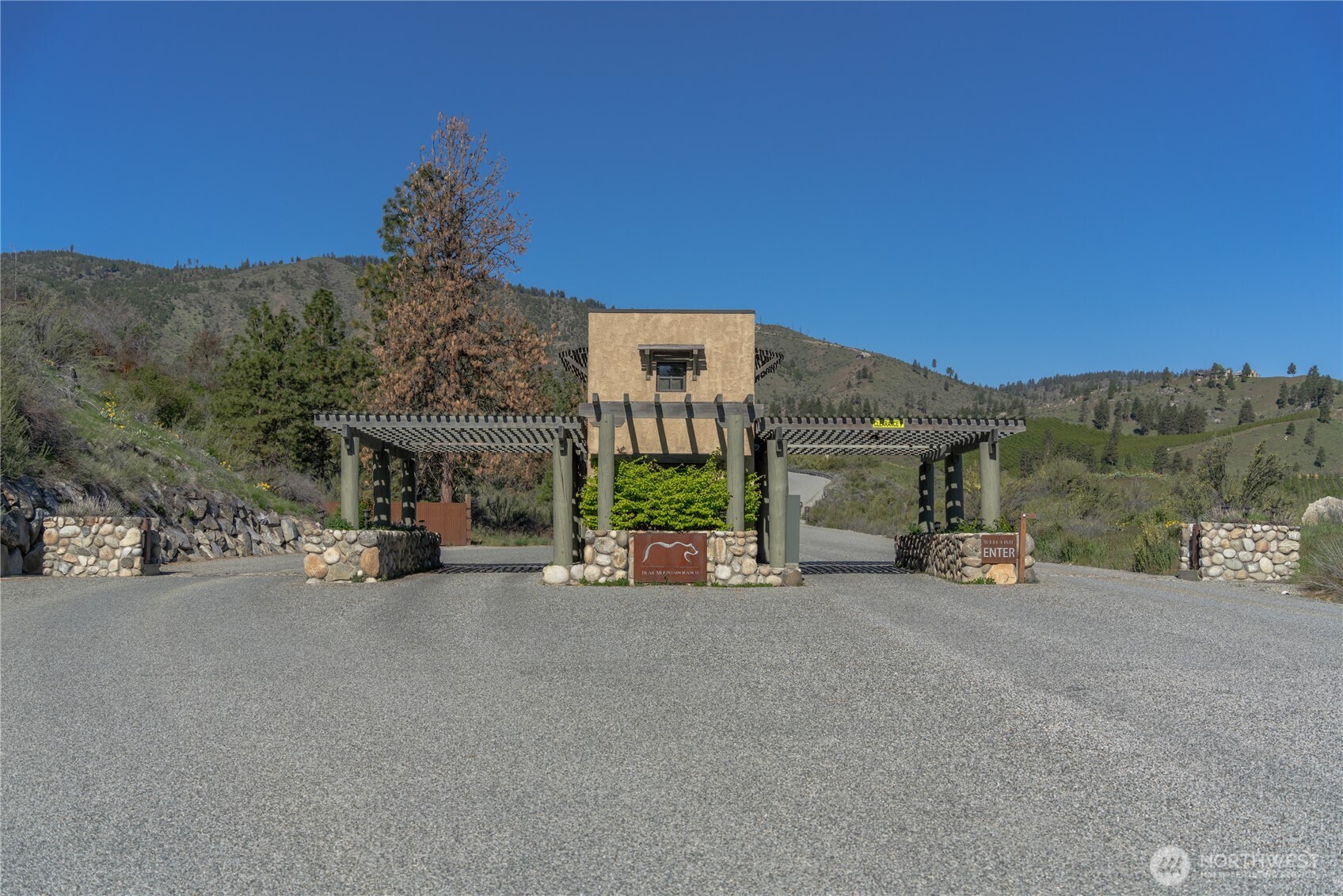 322 Paintbrush Road Chelan, WA 98816 - Photo 25 of 26 a view of a road with a building in the background