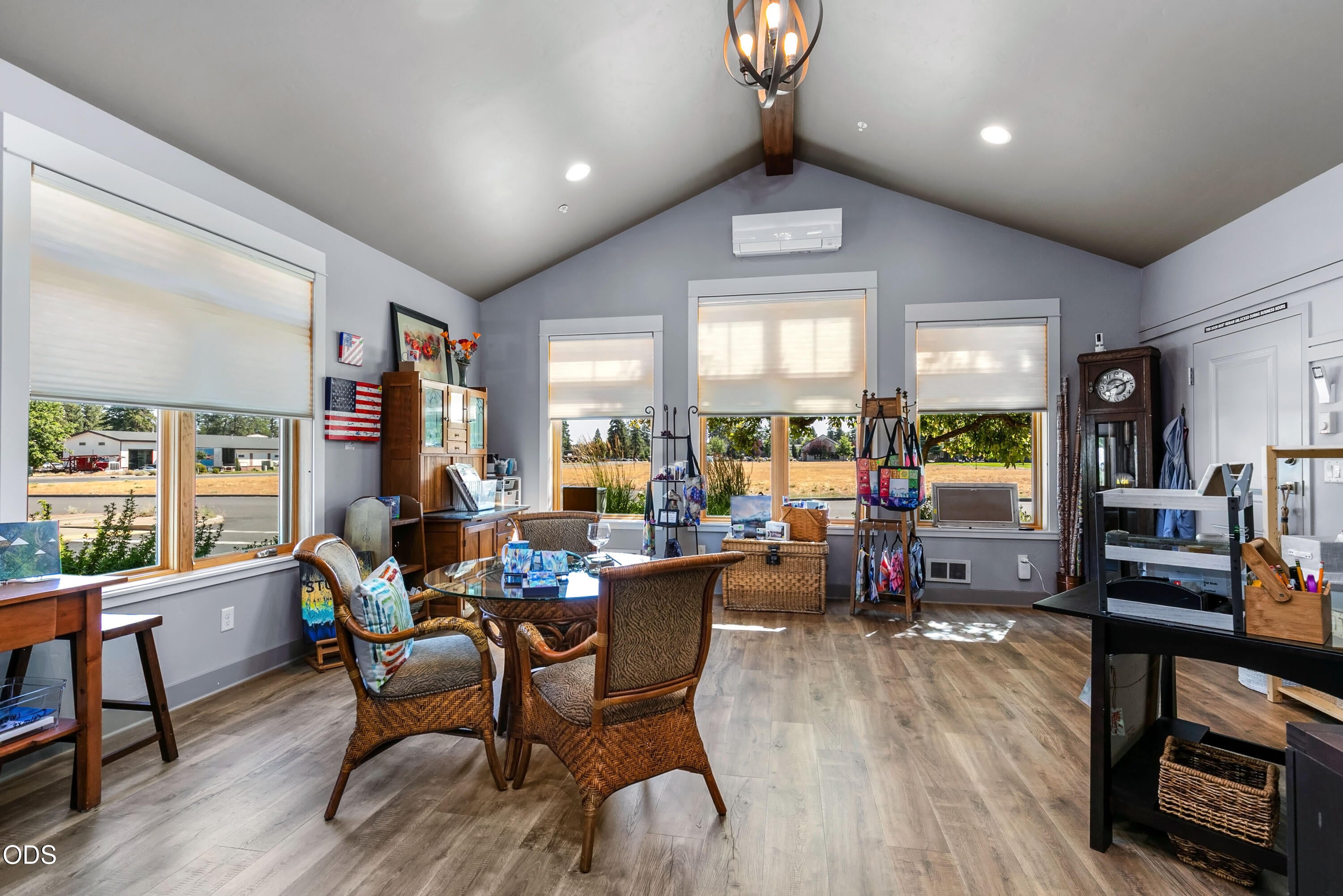 780 West View Loop Sisters, OR 97759 - Photo 5 of 21 Gallery Image 5