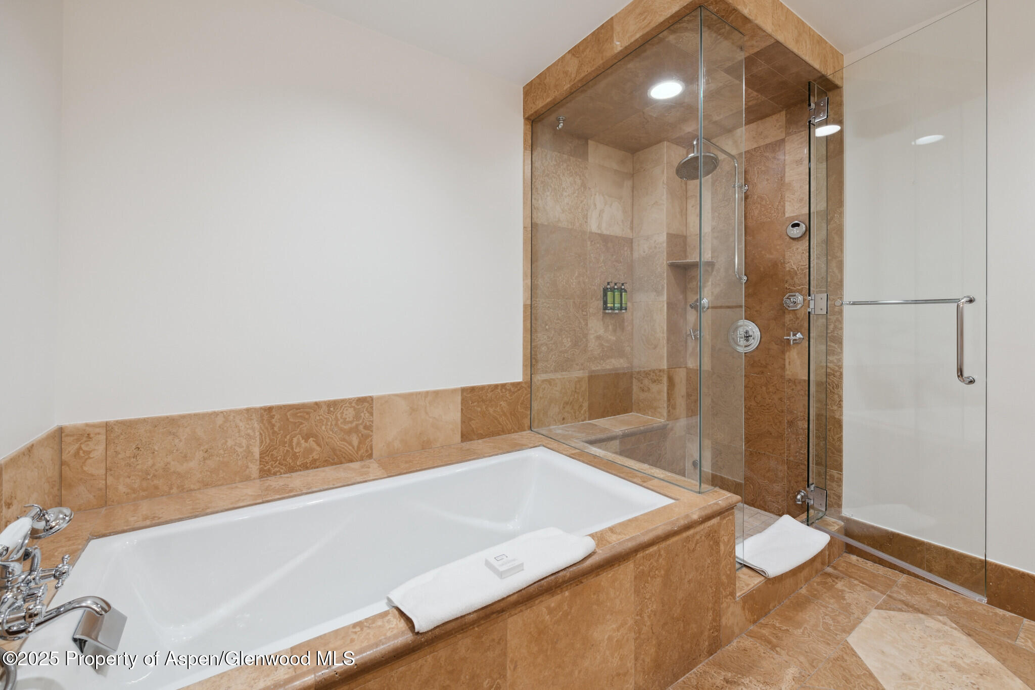 415 East Dean St Unit 4 Week 29 Aspen, CO 81611 - Photo 19 of 30 4ABathroomTubShower