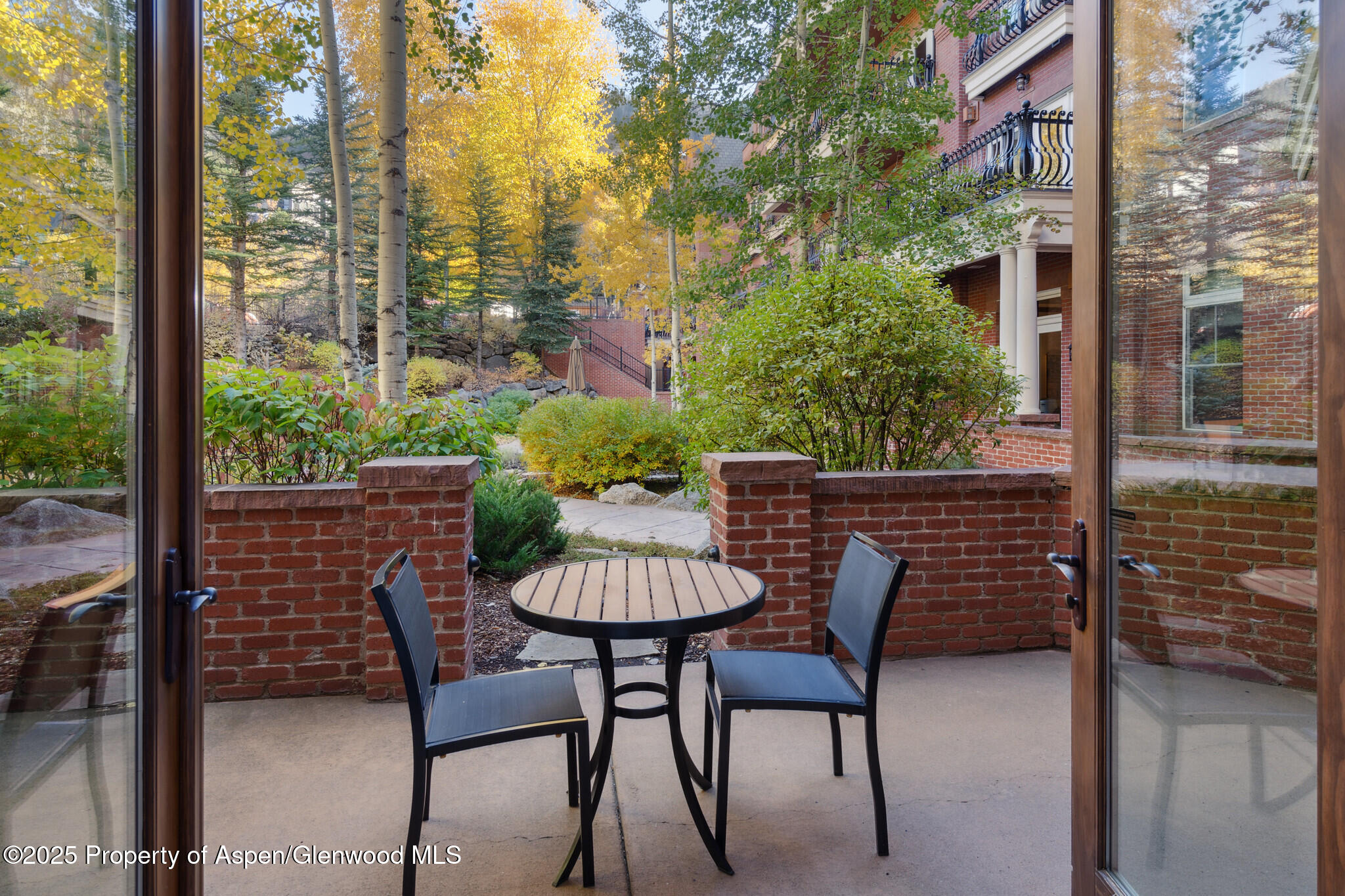 415 East Dean St Unit 4 Week 29 Aspen, CO 81611 - Photo 20 of 30 4ABedroomPatioTableChairs