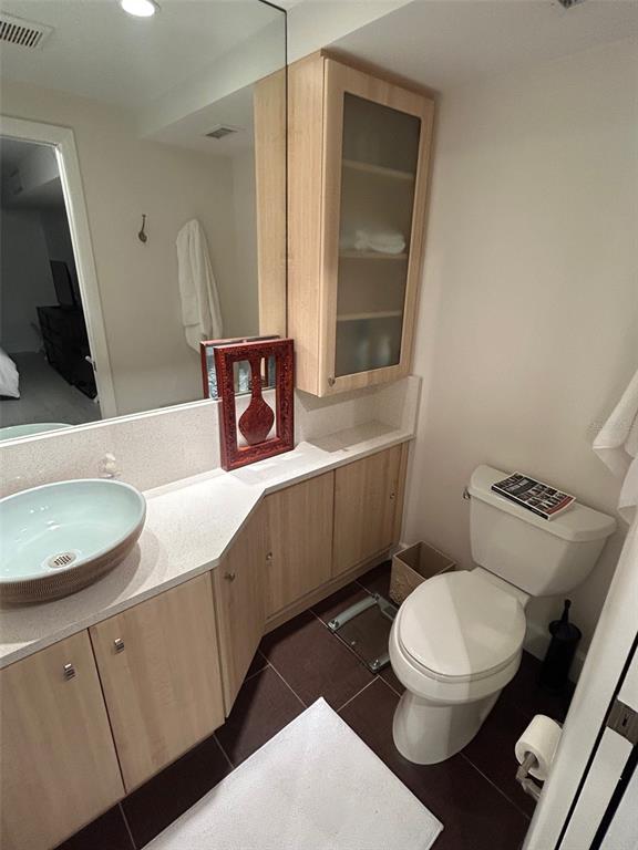 111 Pass Key Road, Unit 111 Sarasota, FL 34242 - Photo 18 of 23 a bathroom with a toilet a sink and mirror