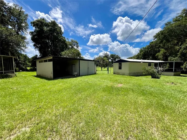 a view of a backyard