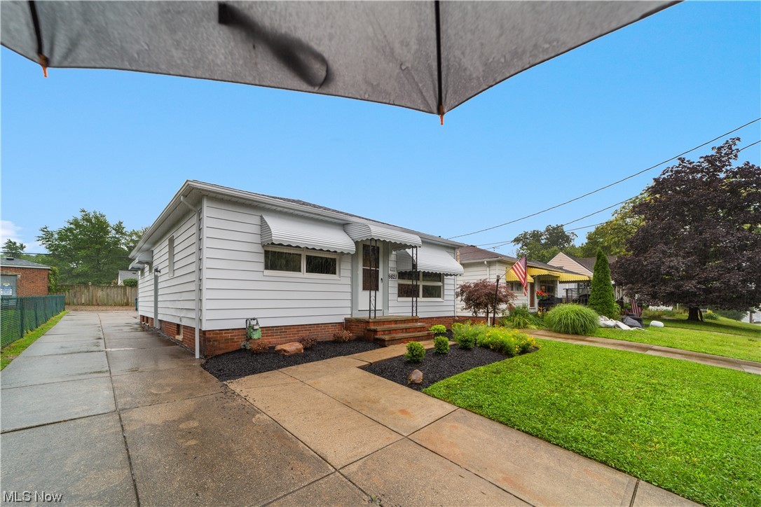 9821 Snow Road Cleveland, OH 44130 - Photo 2 of 29