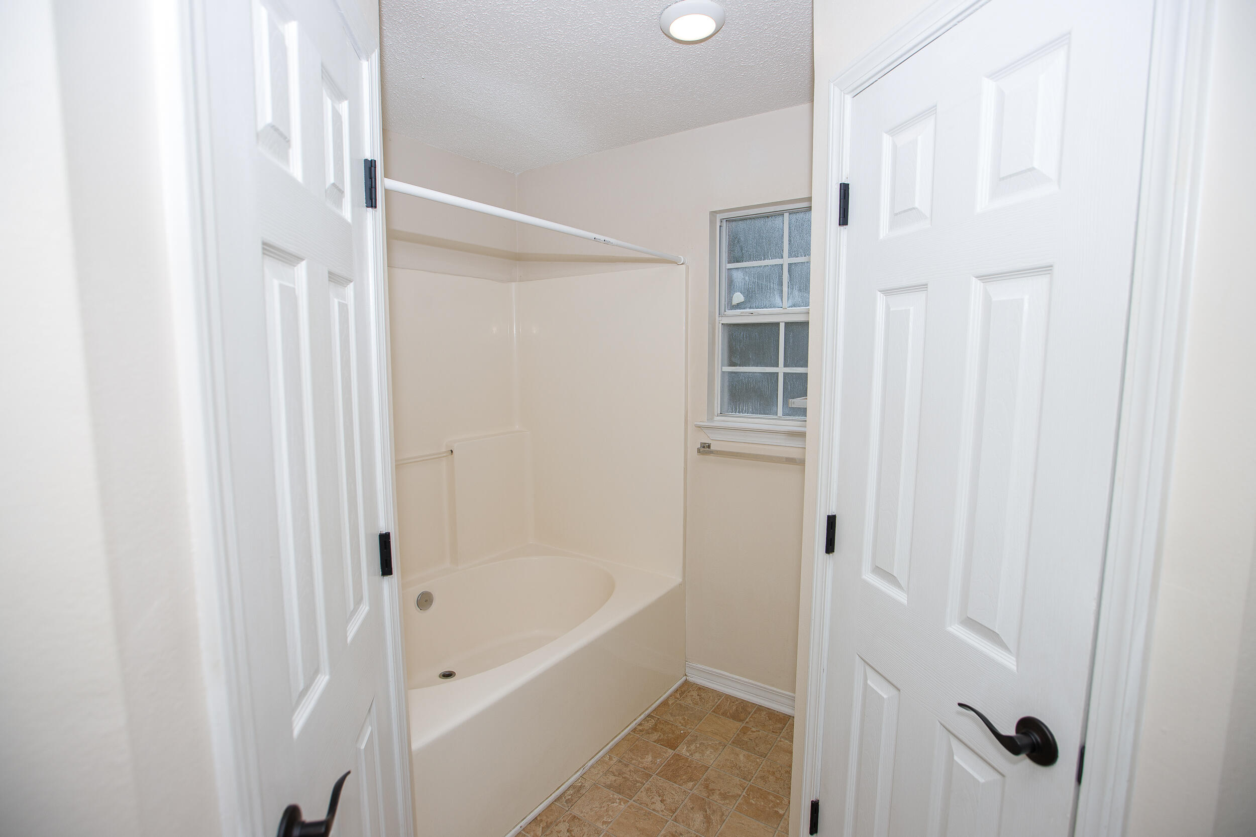 1305 Jefferyscot Court Crestview, FL 32536 - Photo 15 of 20 a bathroom with a bathtub
