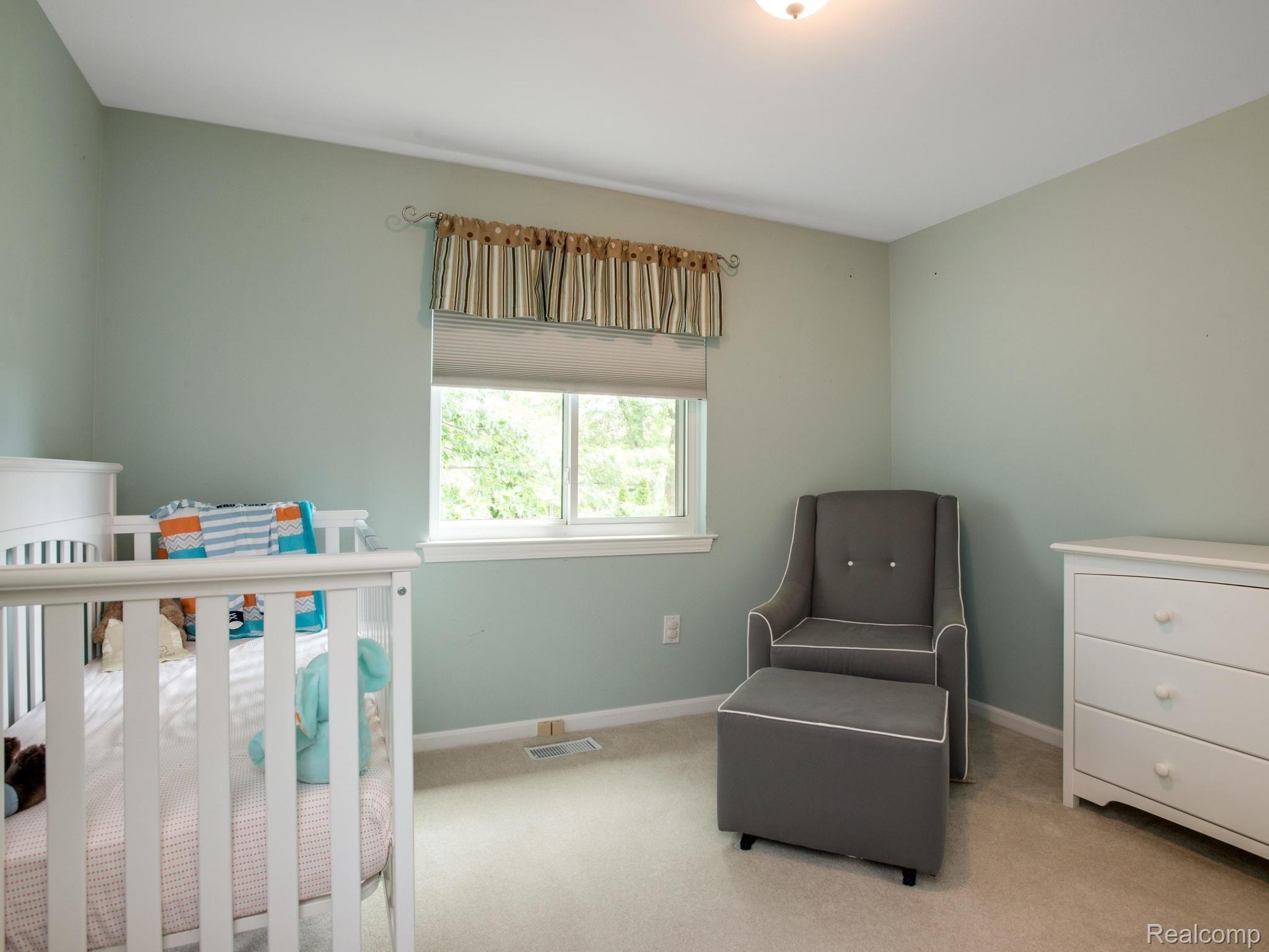 843 Dumont Place Rochester, MI 48307 - Photo 18 of 31 4 large bedrooms. Bedroom #4.