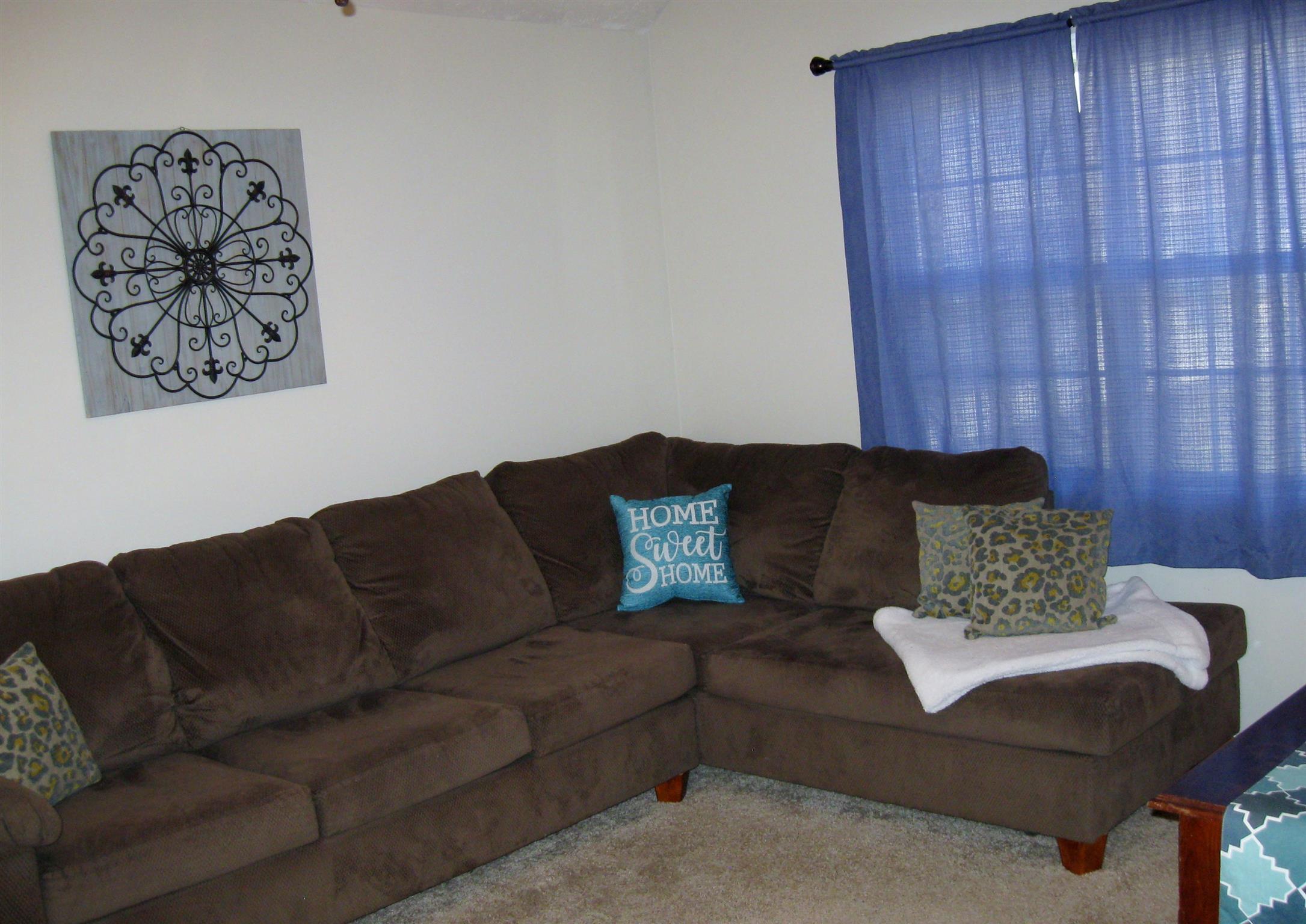 1204 East End Road Manchester, TN 37355 - Photo 4 of 27 Living room with vaulted ceiling!!
