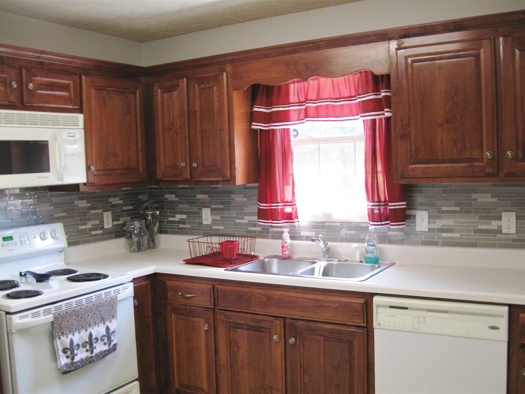 1204 East End Road Manchester, TN 37355 - Photo 9 of 27 Kitchen with new tile backsplash.