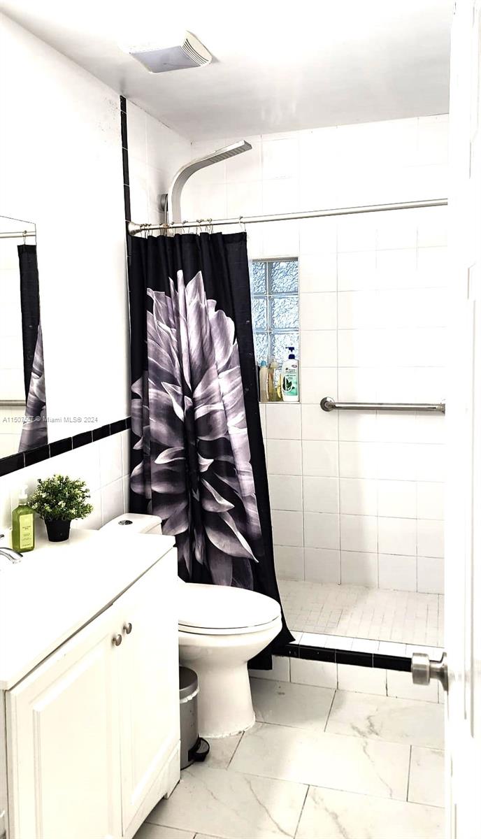 12441 Southwest 190th Terrace Miami, FL 33177 - Photo 17 of 24 a bathroom with a sink a toilet and shower