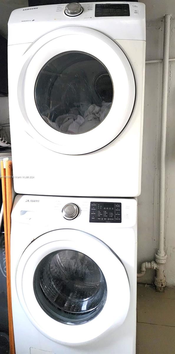12441 Southwest 190th Terrace Miami, FL 33177 - Photo 18 of 24 a utility room with dryer and washer