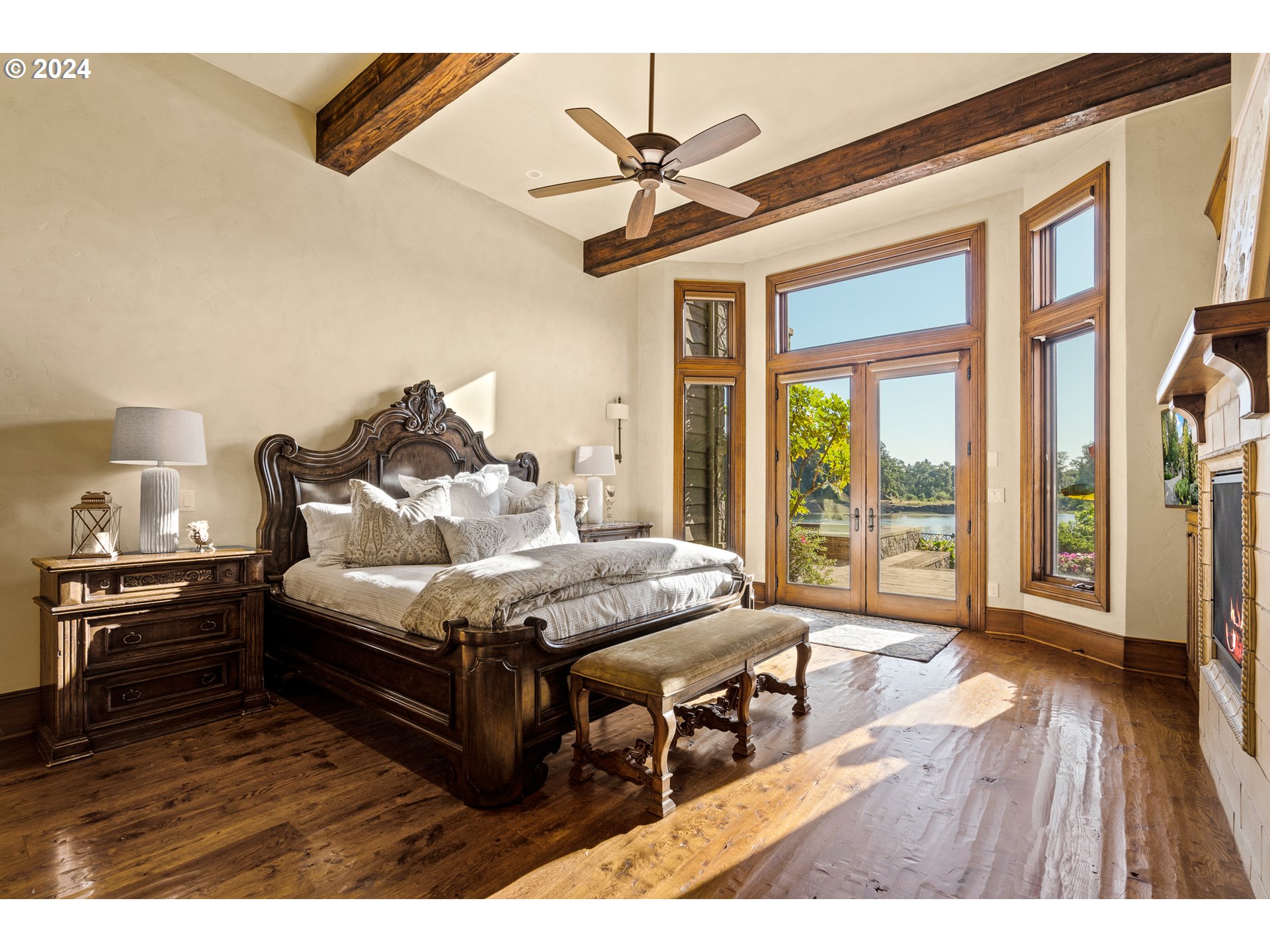 12780 South Fielding Road Lake Oswego, OR 97034 - Photo 21 of 48 a bed room with a bed and a window