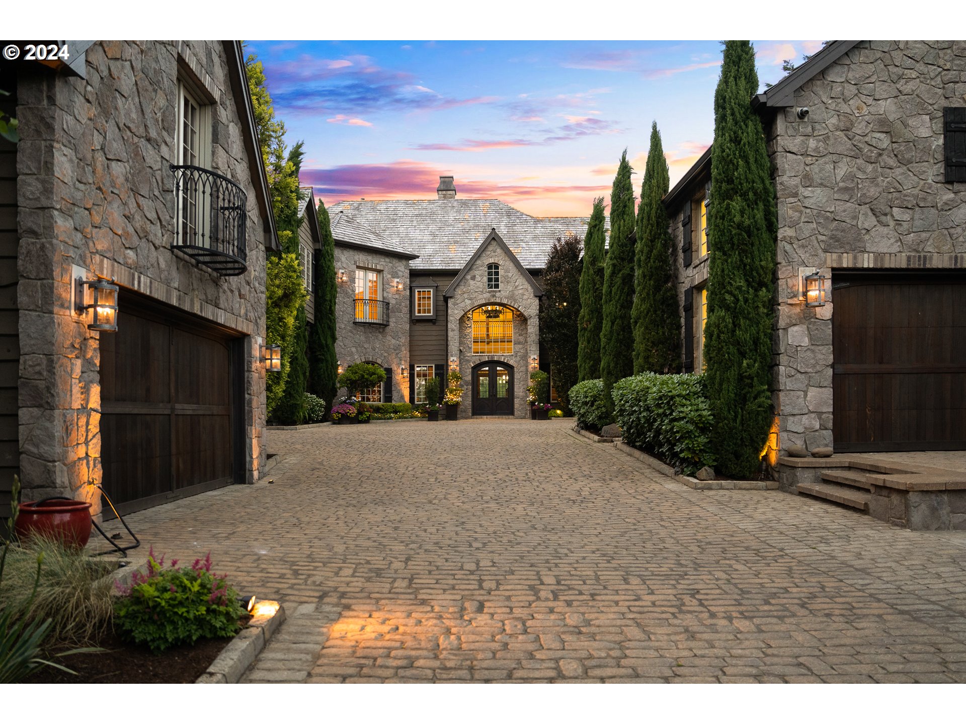 12780 South Fielding Road Lake Oswego, OR 97034 - Photo 3 of 48 a house view with a outdoor space