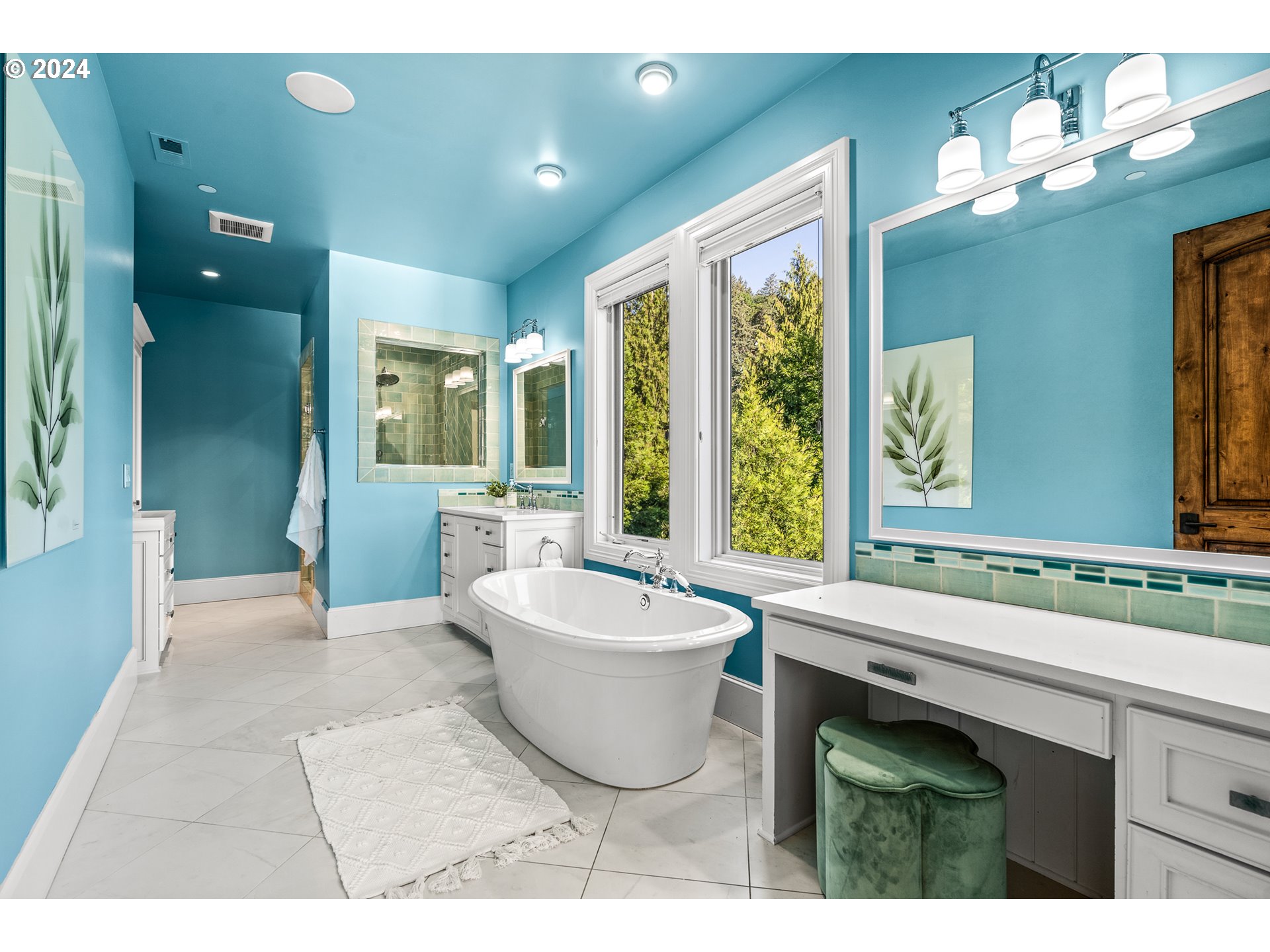 12780 South Fielding Road Lake Oswego, OR 97034 - Photo 36 of 48 a spacious bathroom with a sink mirror and bathtub