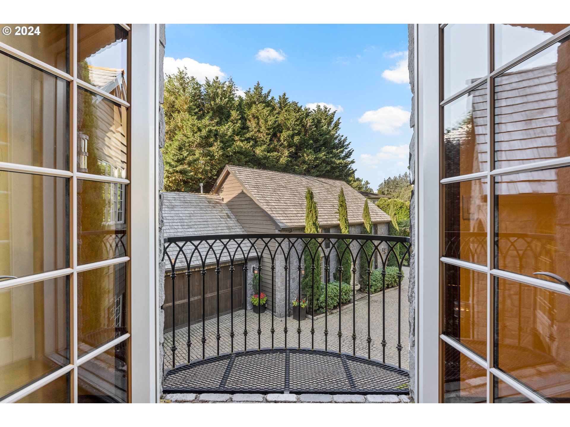 12780 South Fielding Road Lake Oswego, OR 97034 - Photo 37 of 48 a view of a balcony